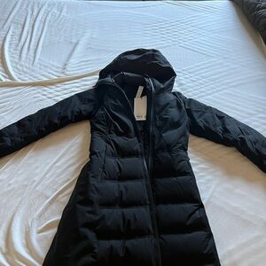 Brand New lululemon women’s 600 Down sz 4 black puffy coat